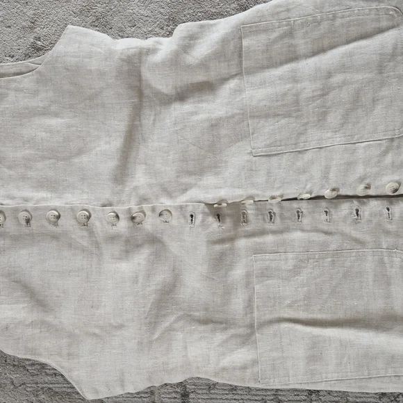 Sleeveless Beige Button-Down Top - Picture 4 of 6